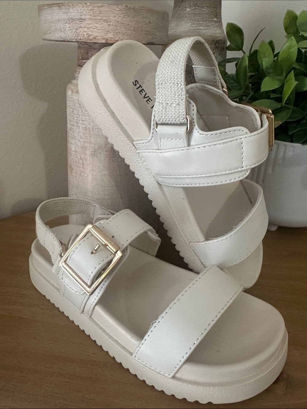 Kids Steve Madden Cream Sandals with Gold Buckle - NWOT